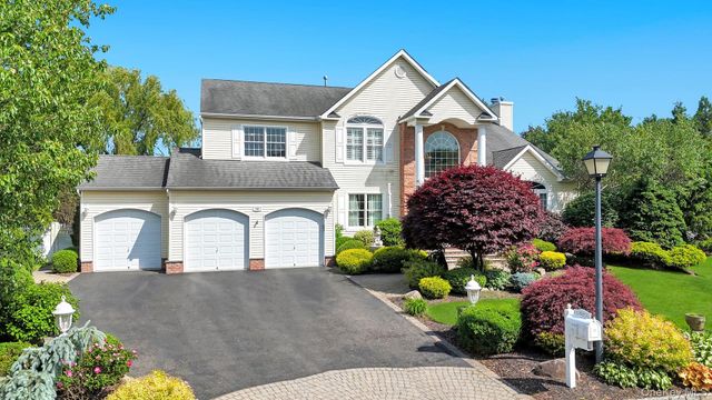 25 Yellow Top Lane, Smithtown, NY 11787