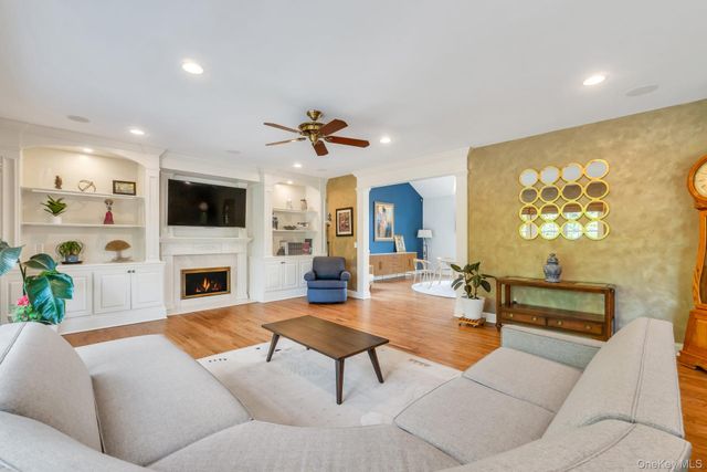 25 Yellow Top Lane, Smithtown, NY 11787