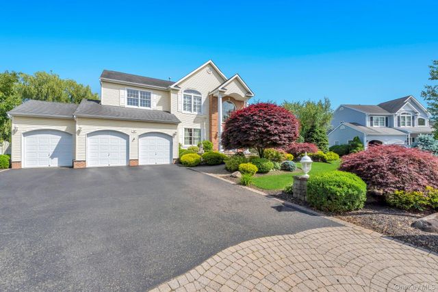 25 Yellow Top Lane, Smithtown, NY 11787