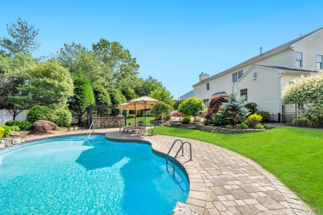 25 Yellow Top Lane, Smithtown, NY 11787