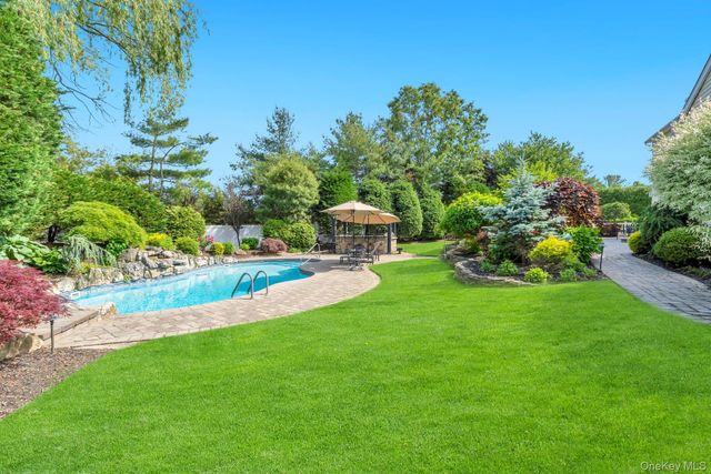 25 Yellow Top Lane, Smithtown, NY 11787
