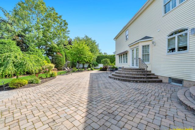 25 Yellow Top Lane, Smithtown, NY 11787