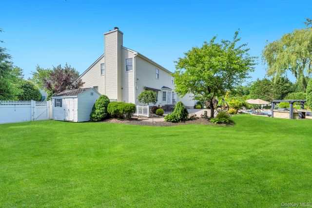 25 Yellow Top Lane, Smithtown, NY 11787