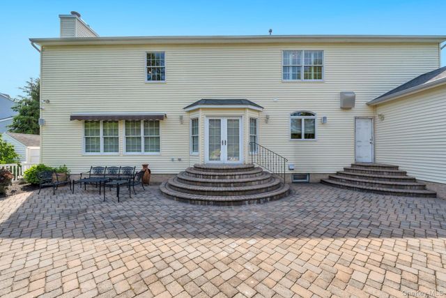 25 Yellow Top Lane, Smithtown, NY 11787