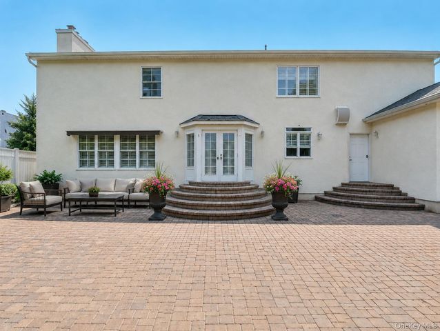25 Yellow Top Lane, Smithtown, NY 11787