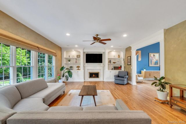 25 Yellow Top Lane, Smithtown, NY 11787