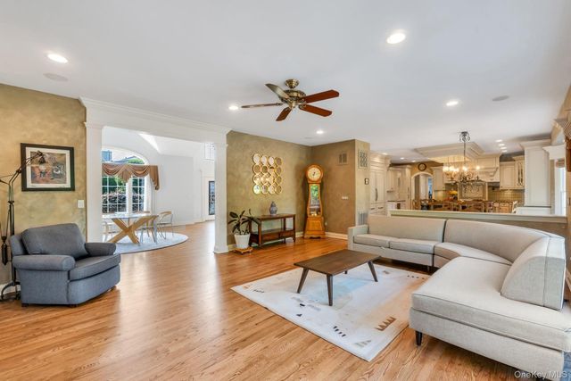 25 Yellow Top Lane, Smithtown, NY 11787