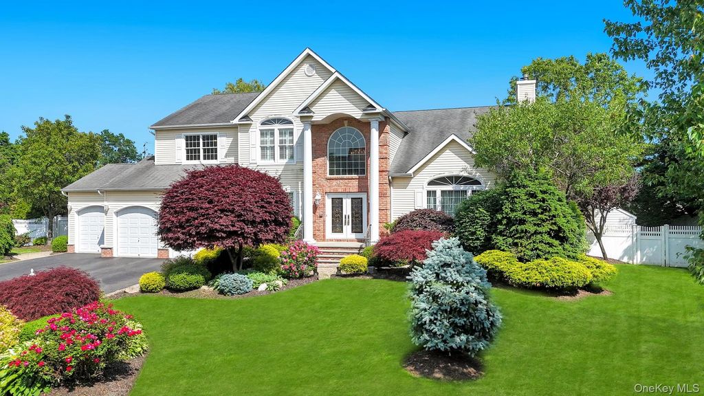 25 Yellow Top Lane, Smithtown, NY 11787
