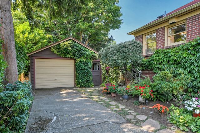 9035 11th Avenue NW, Seattle, WA 98117
