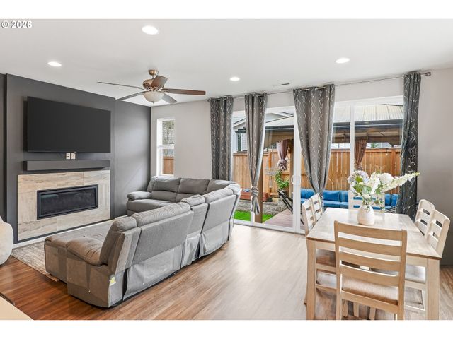 1566 N SPRUCE St, Canby, OR 97013