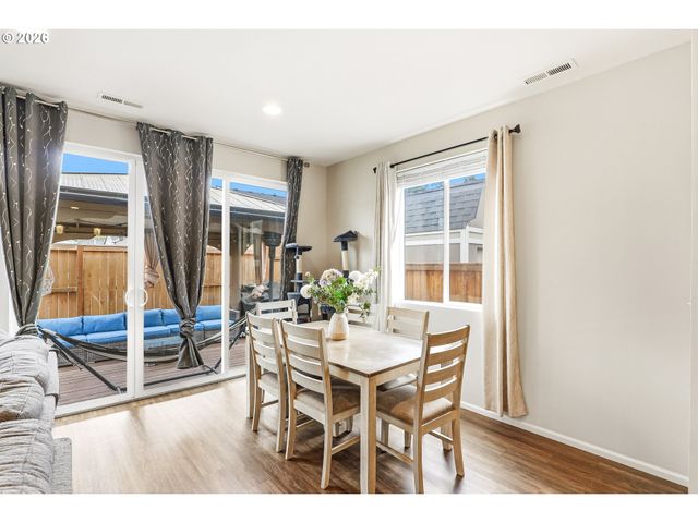 1566 N SPRUCE St, Canby, OR 97013