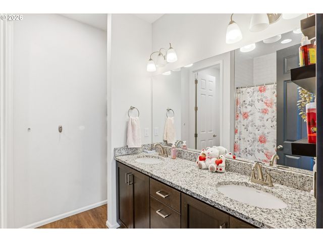 1566 N SPRUCE St, Canby, OR 97013