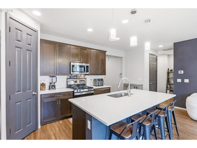 1566 N SPRUCE St, Canby, OR 97013