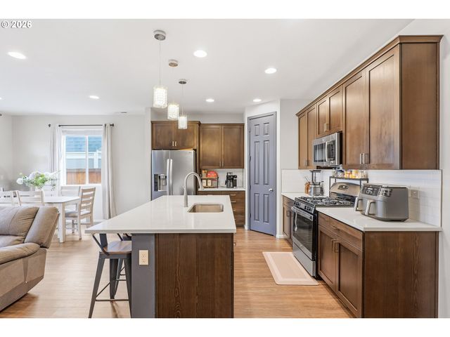 1566 N SPRUCE St, Canby, OR 97013