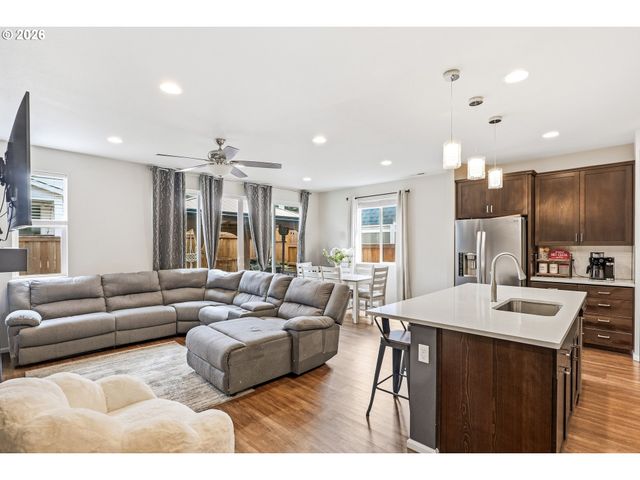 1566 N SPRUCE St, Canby, OR 97013