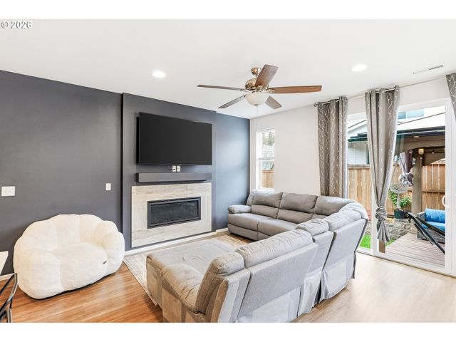 1566 N SPRUCE St, Canby, OR 97013