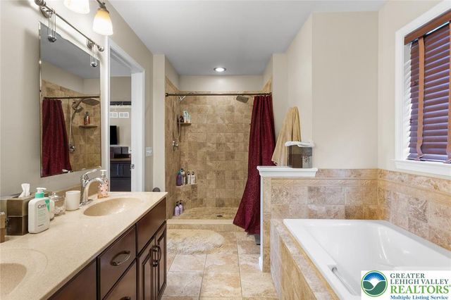 136 Redstone Drive, Bushkill Twp, PA 18064