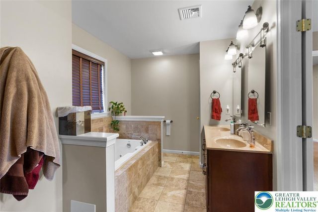 136 Redstone Drive, Bushkill Twp, PA 18064