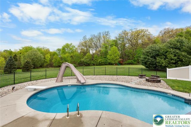 136 Redstone Drive, Bushkill Twp, PA 18064