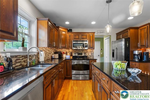 136 Redstone Drive, Bushkill Twp, PA 18064