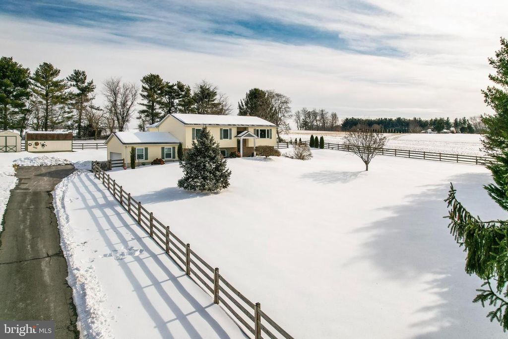 Image 3 of property listing at 4316 UTZ RD, Hampstead, MD 21074