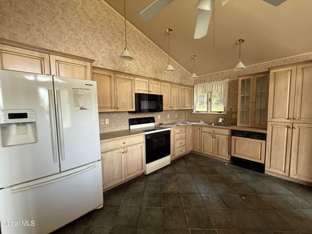 112 Country Ridge Court, Amsterdam, NY 12010