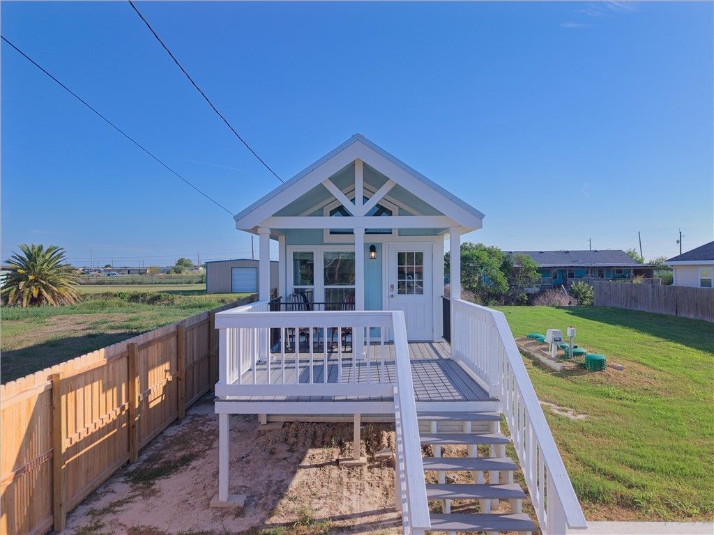 211 W Pompano, Rockport, TX 78382 — exterior