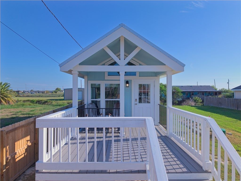 211 W Pompano, Rockport, TX 78382 — photo 2