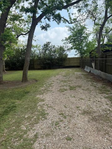 116 Avenue C, Brazoria, TX 77422