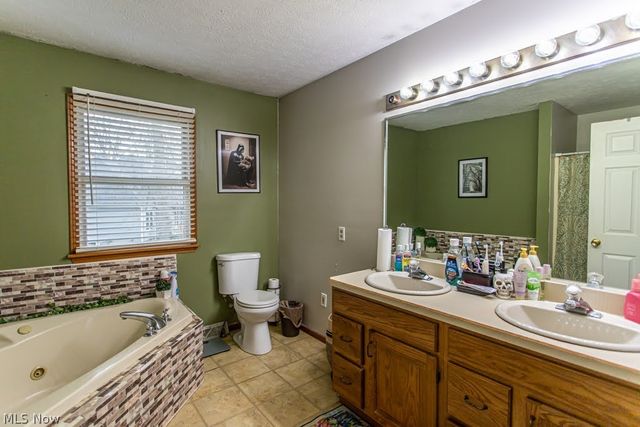 2218 Crestmont Drive, Girard, OH 44420