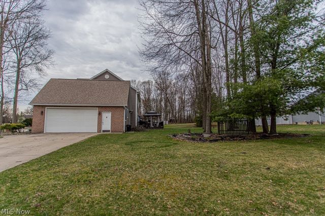 2218 Crestmont Drive, Girard, OH 44420