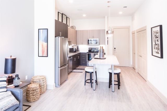901 N Zang Boulevard 101, Dallas, TX 75208