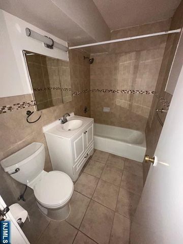 25 Zabriskie Street 3F, Hackensack, NJ 07601