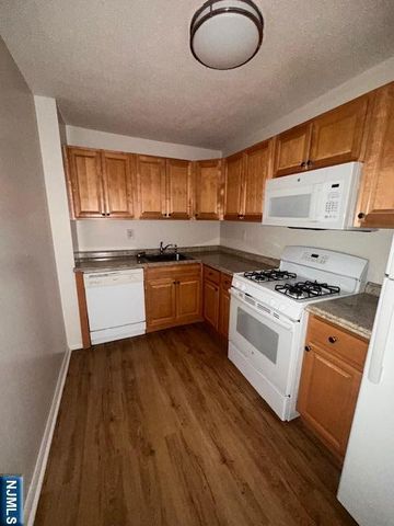 25 Zabriskie Street 3F, Hackensack, NJ 07601