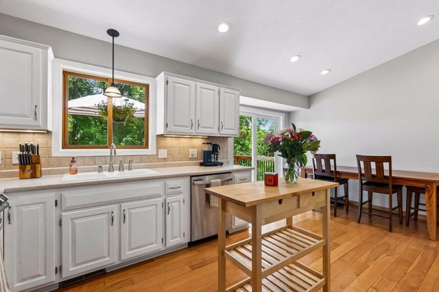 1417 Mcknight Circle, Victoria, MN 55386