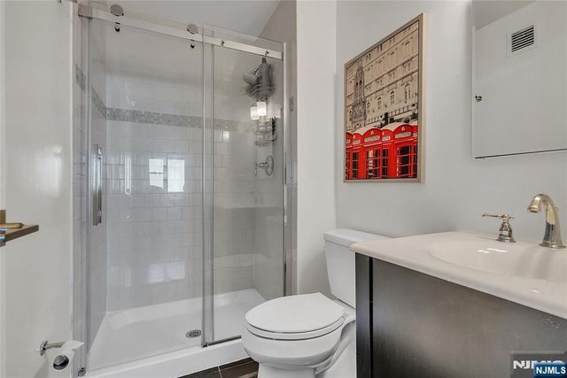 250 Gorge 21B, Cliffside Park, NJ 07010