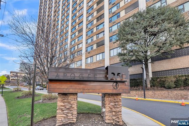 250 Gorge 21B, Cliffside Park, NJ 07010