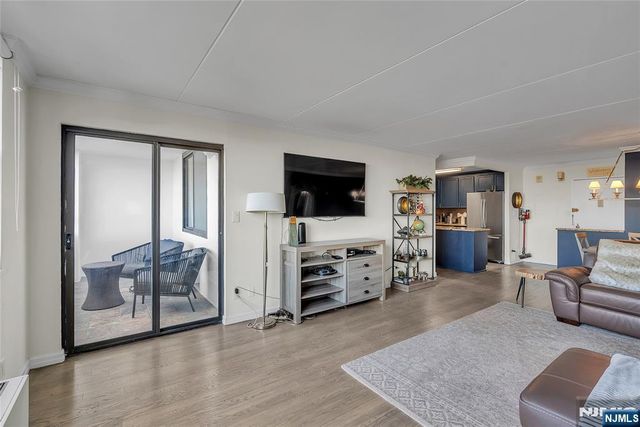 250 Gorge 21B, Cliffside Park, NJ 07010