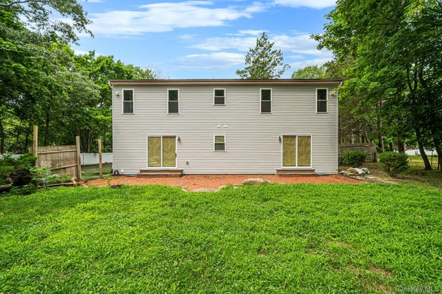 3 Cozine Road S, Center Moriches, NY 11934