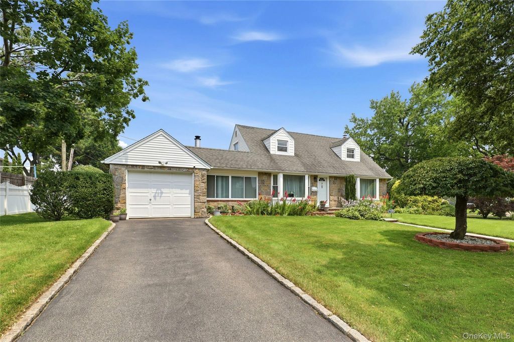 70 Birchwood Drive, New Hyde Park, NY 11040 — photo 2