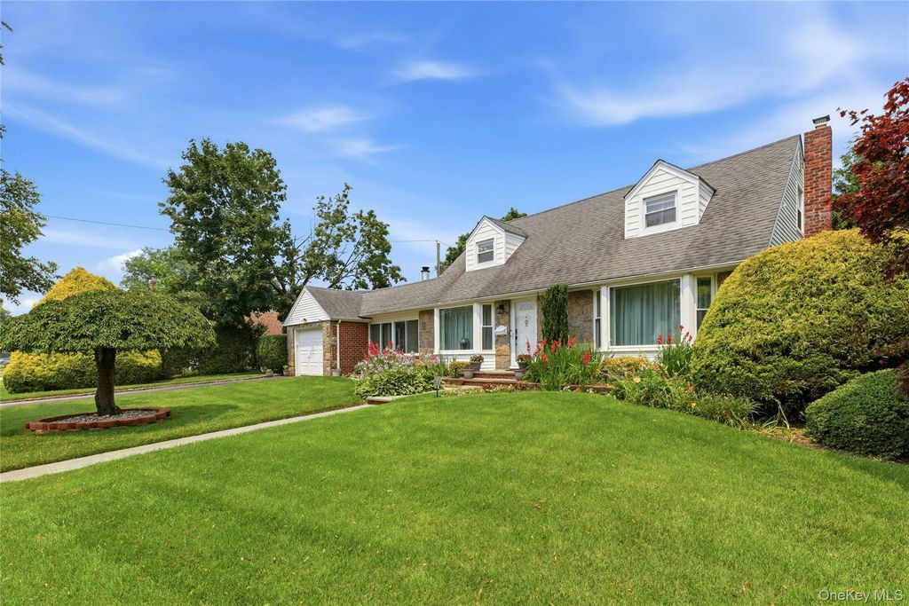 70 Birchwood Drive, New Hyde Park, NY 11040 — photo 4