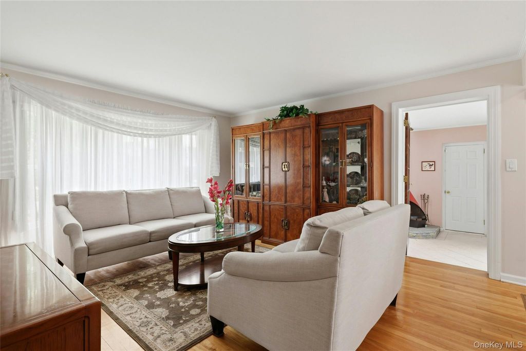 70 Birchwood Drive, New Hyde Park, NY 11040 — photo 5