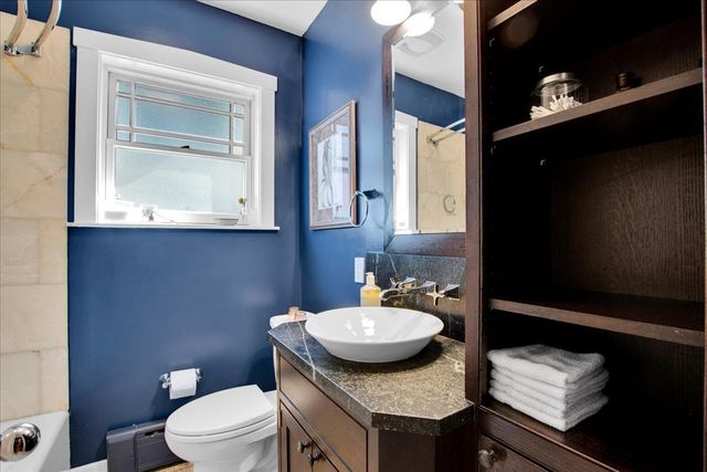 5661 N New Hampshire Avenue, Chicago, IL 60631