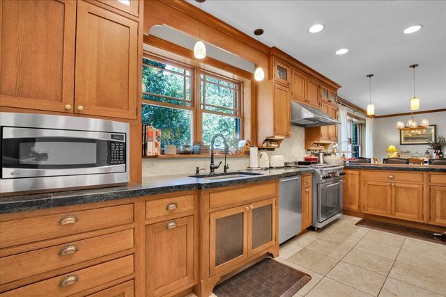 5661 N New Hampshire Avenue, Chicago, IL 60631