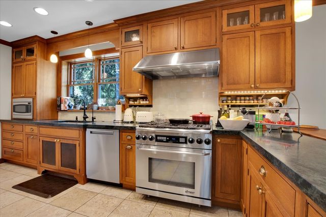 5661 N New Hampshire Avenue, Chicago, IL 60631