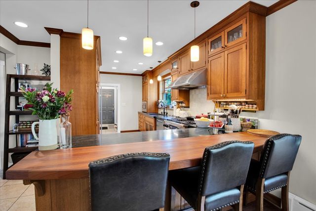 5661 N New Hampshire Avenue, Chicago, IL 60631