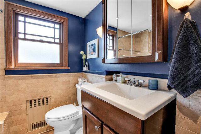5661 N New Hampshire Avenue, Chicago, IL 60631
