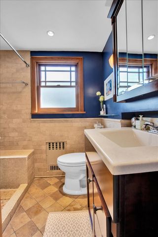 5661 N New Hampshire Avenue, Chicago, IL 60631