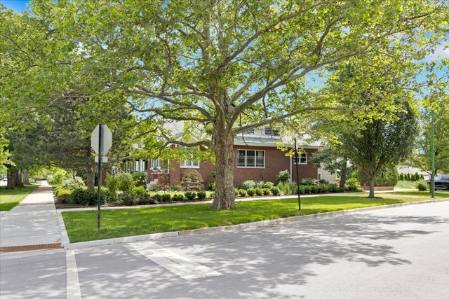 5661 N New Hampshire Avenue, Chicago, IL 60631