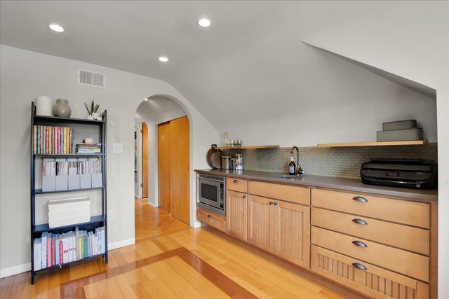 5661 N New Hampshire Avenue, Chicago, IL 60631